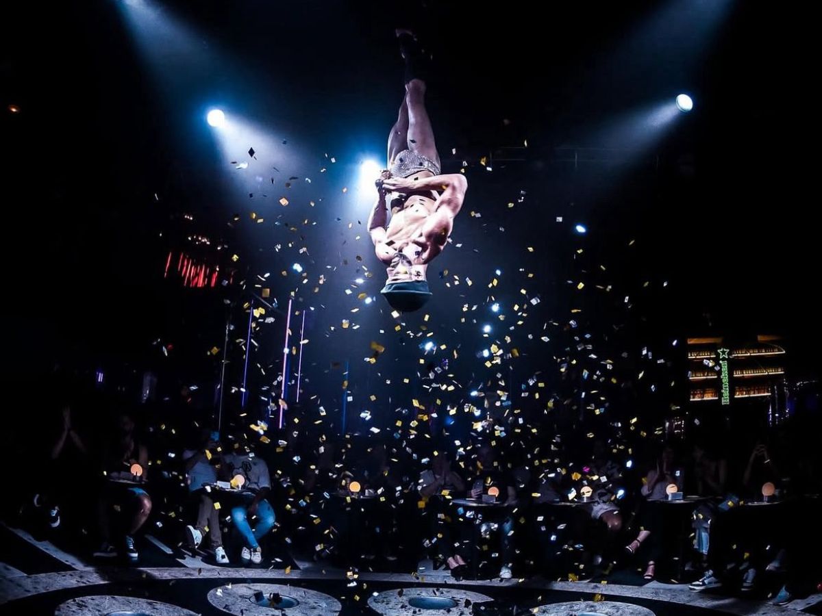 Apresentação artistíca na balada Love Cabaret