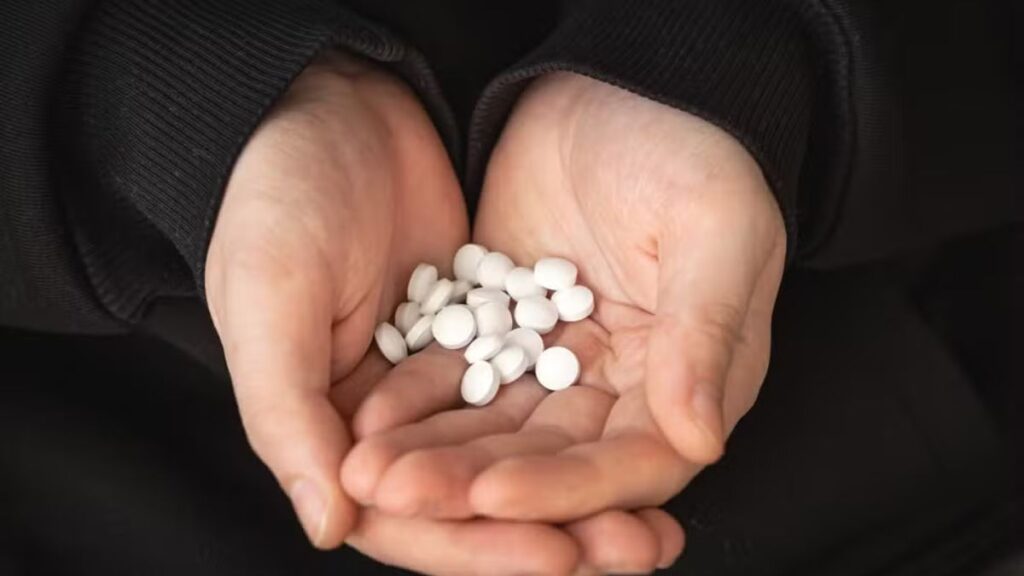 Pessoa segurando várias cápsulas de Clonazepam