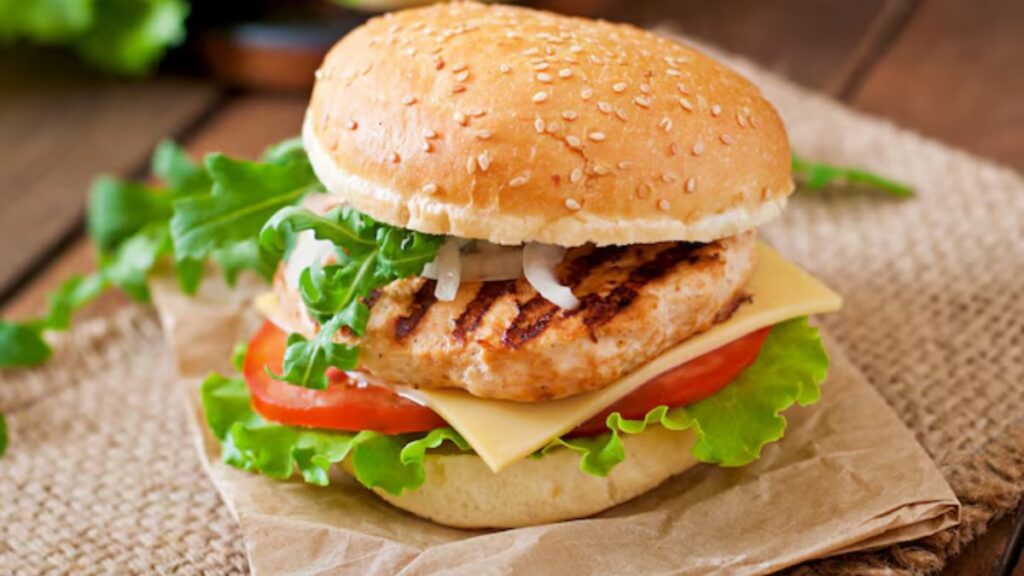 Sanduíche de frango com salada e molho