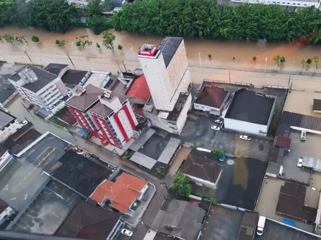 Imagem colorida de enchente em Araquari