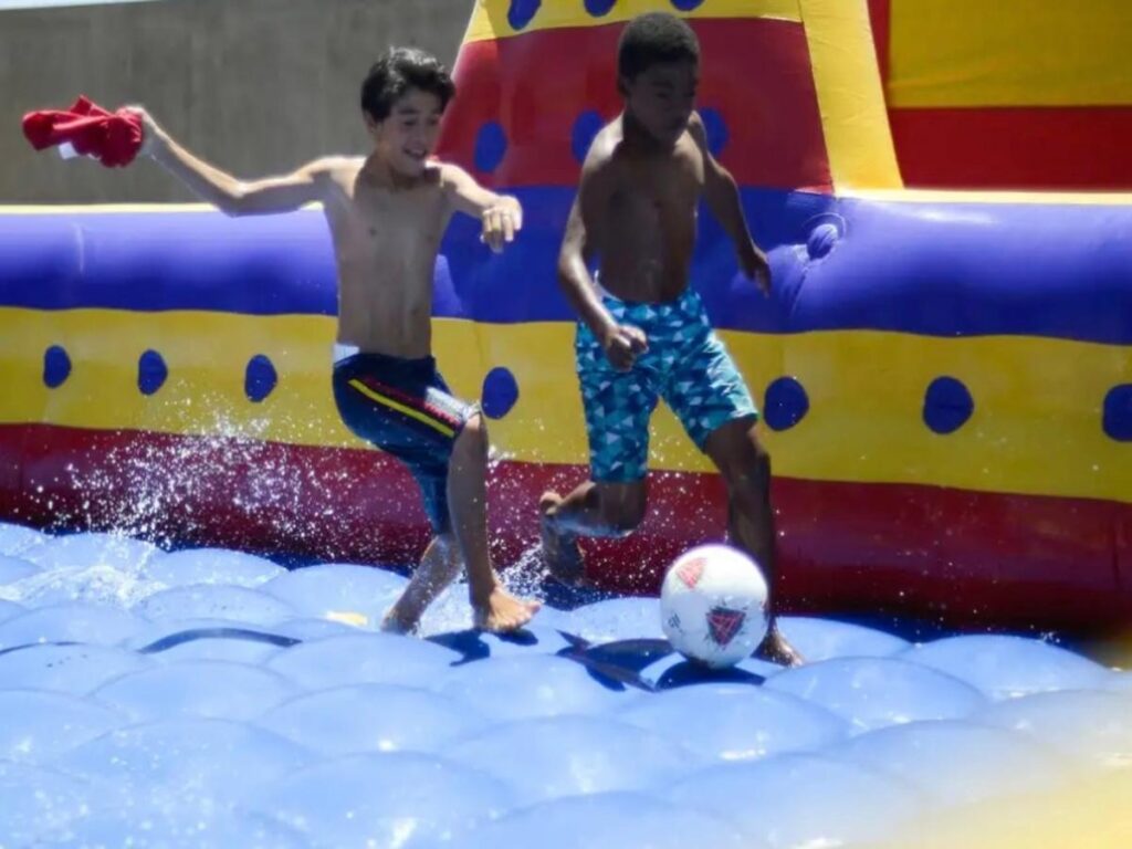 Im,agem colorida de crianças brincando