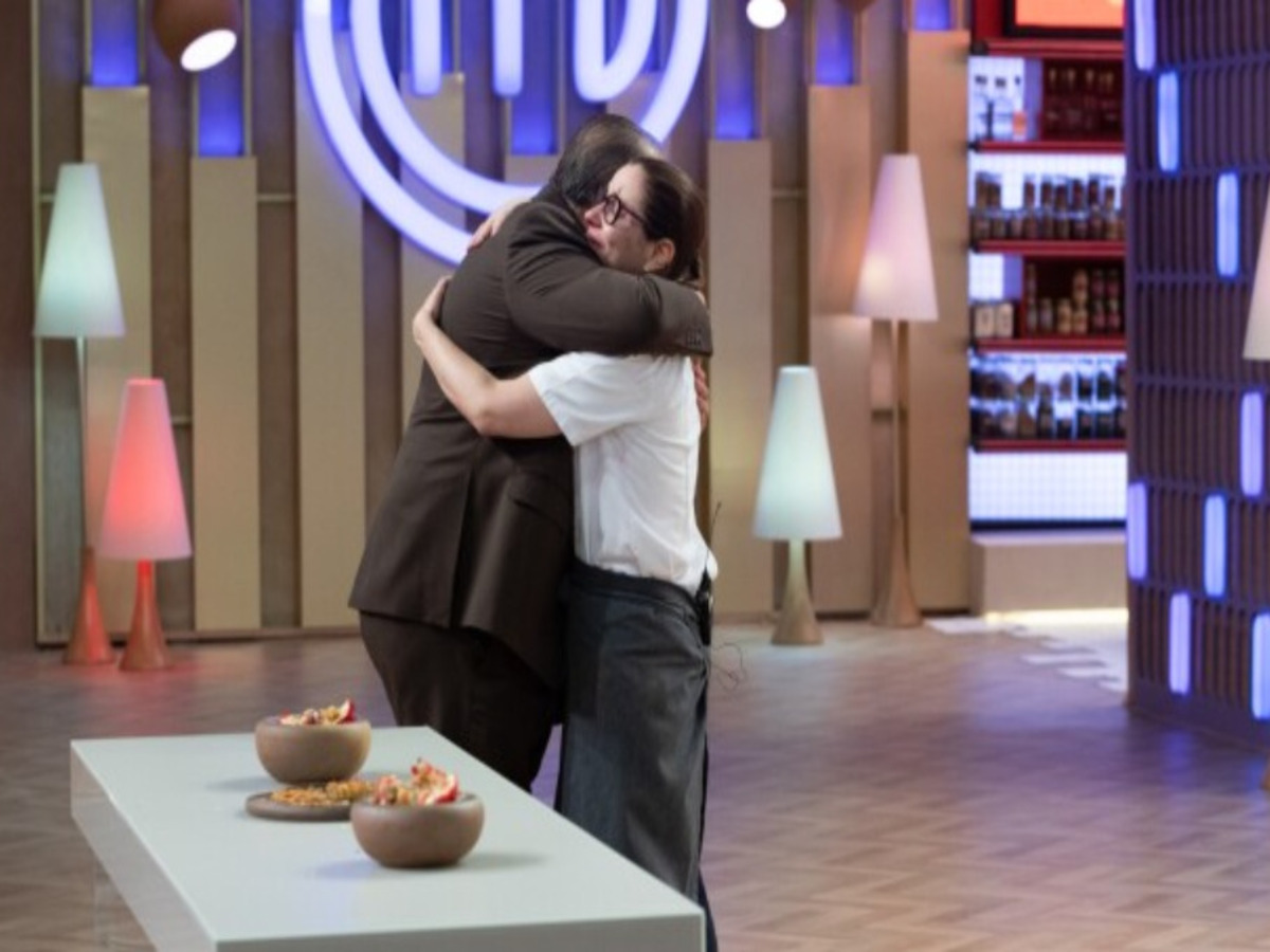 Imagem colorida de participante do Master Chef eliminada abraçando Jacquin