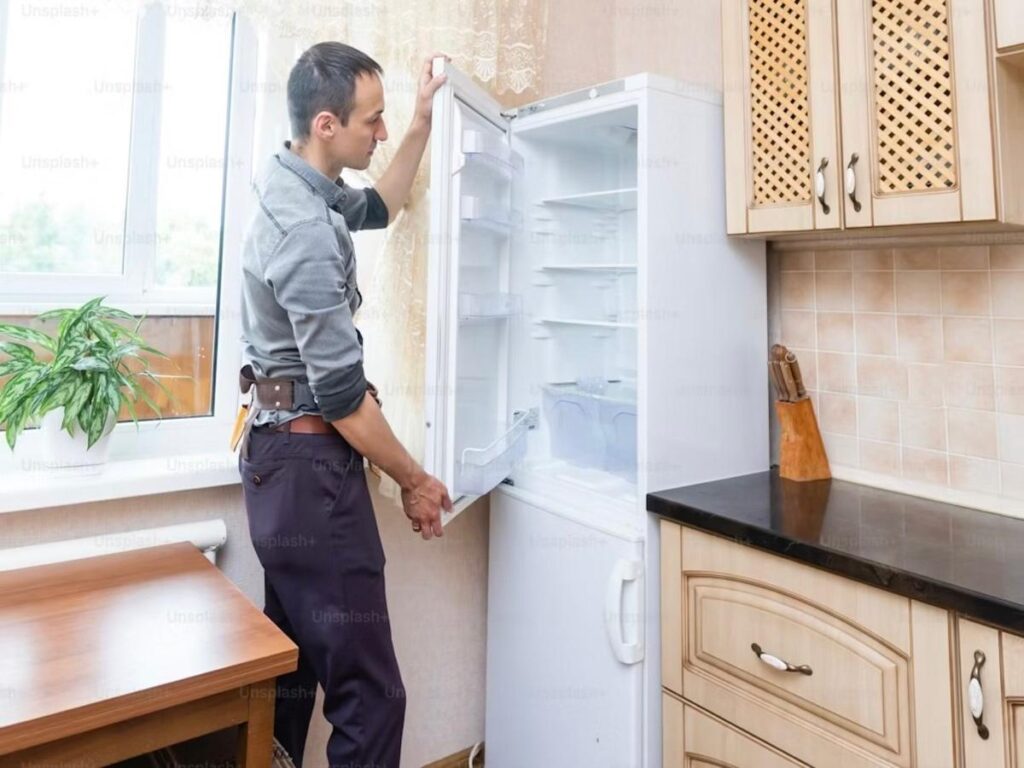 Imagem colorida de homem segurando geladeira