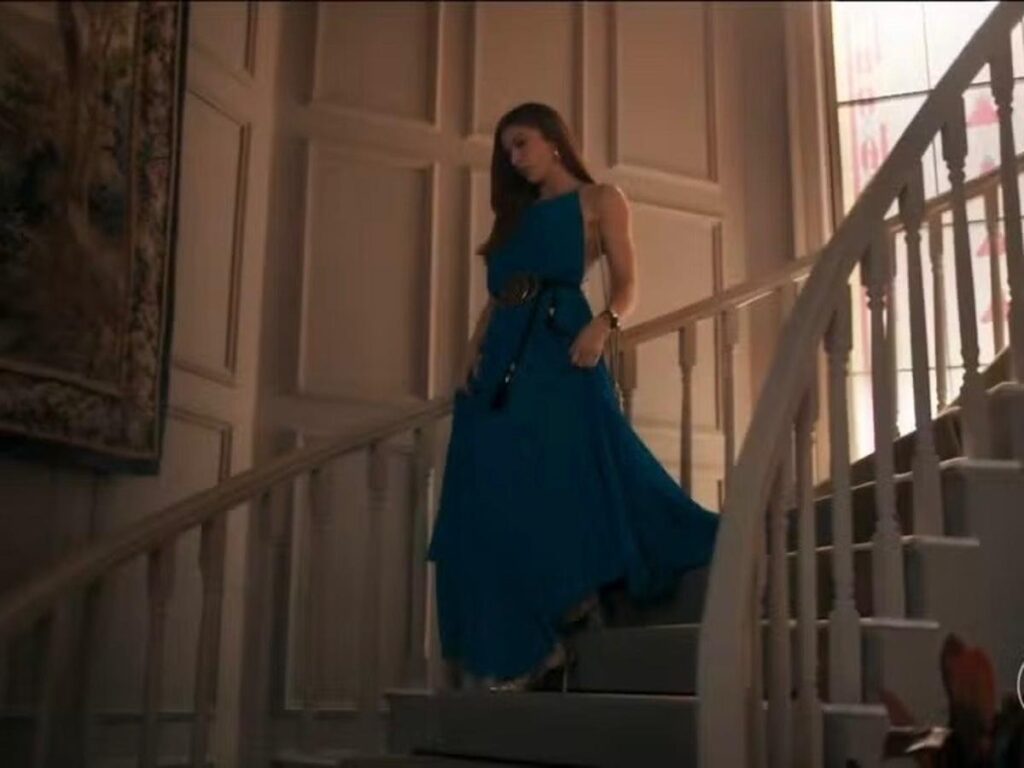 Imagem colorida de mulher descendo escada