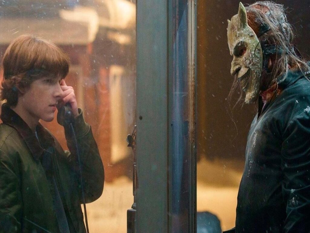 Imagem colorida de cena do filme "O Telefone preto"
