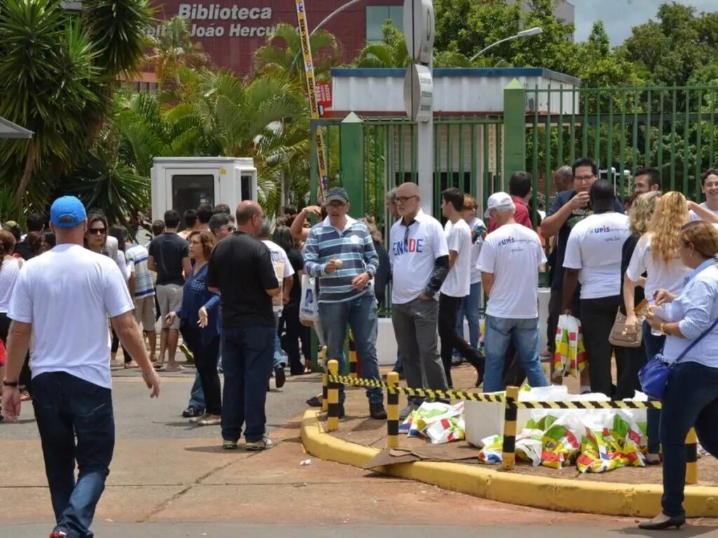 Imagem colorida de pessoas indo fazer a prova do Inep