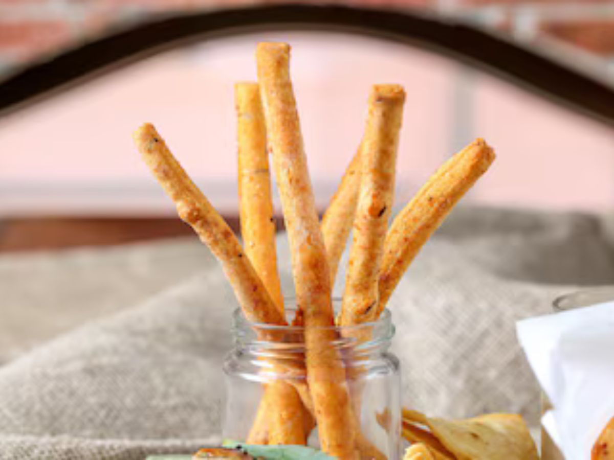 Batatas cortadas em palitos dentro de um pote
