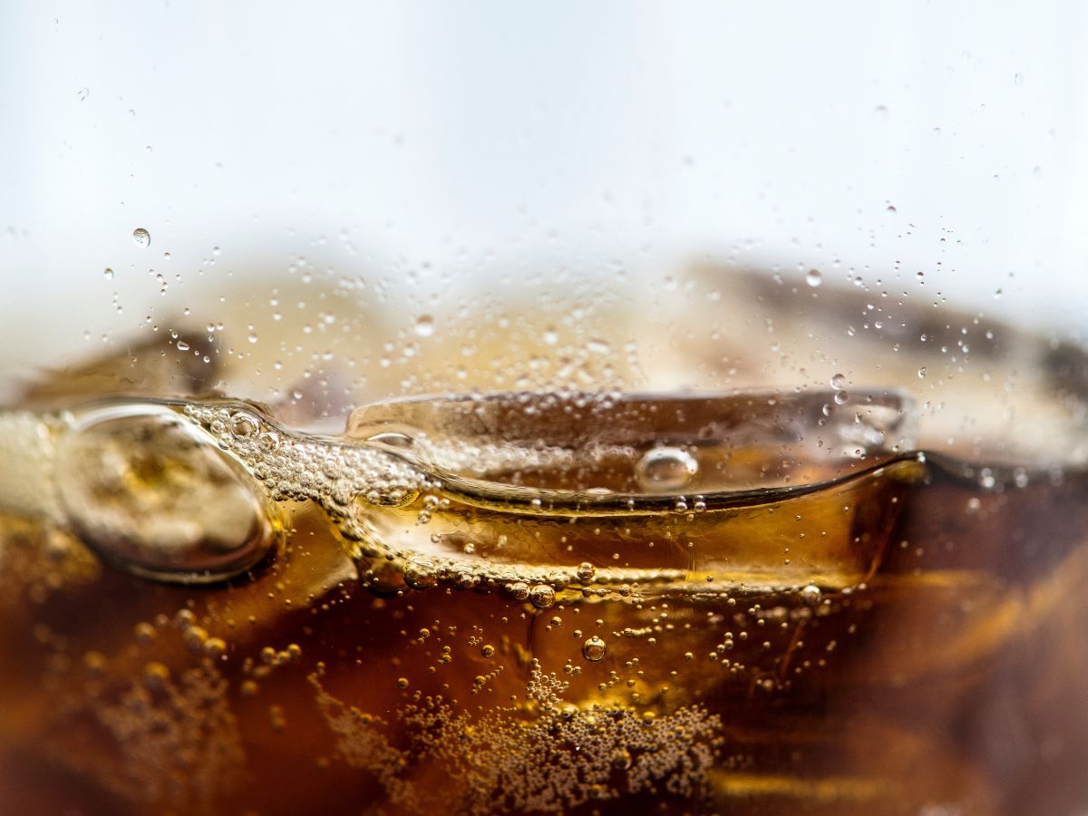 Zoom de copo com refrigerante