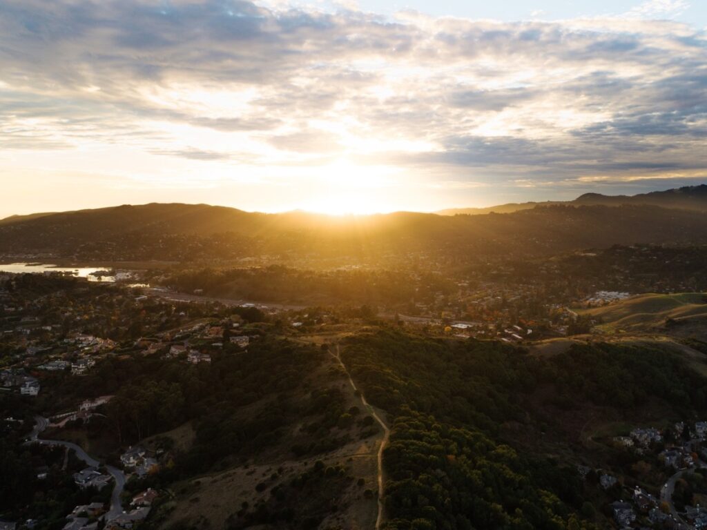 Vilarejo em dia ensolarado