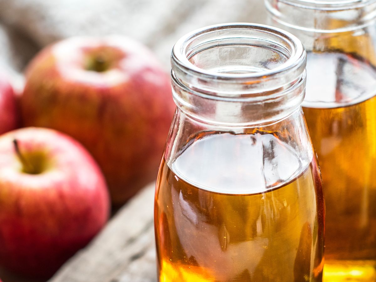 Vinagre de maçã em recipientes de vidro