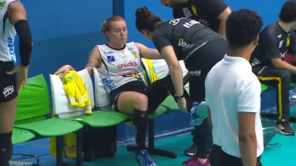 Jogadora de volei, Payton caffrey, sendo carregada para fora da quadra pós lesão