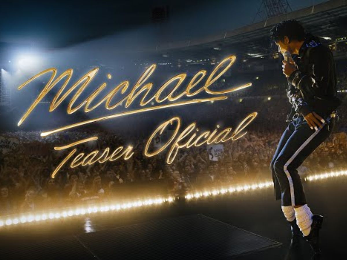 Homem na ponta dos pés em posição de dança. Ele está em um palco.