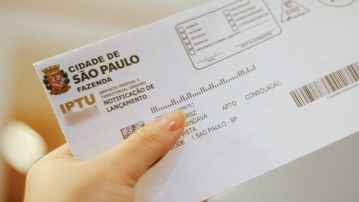Boleto de iptu boleto de iptu de são paulo sendo segurando por uma pessoa
