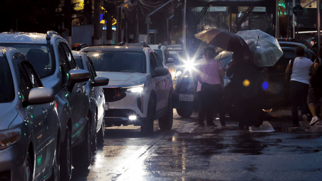 Trânsito SP Foto de um trecho de engarrafamento em São Paulo num dia chuvoso