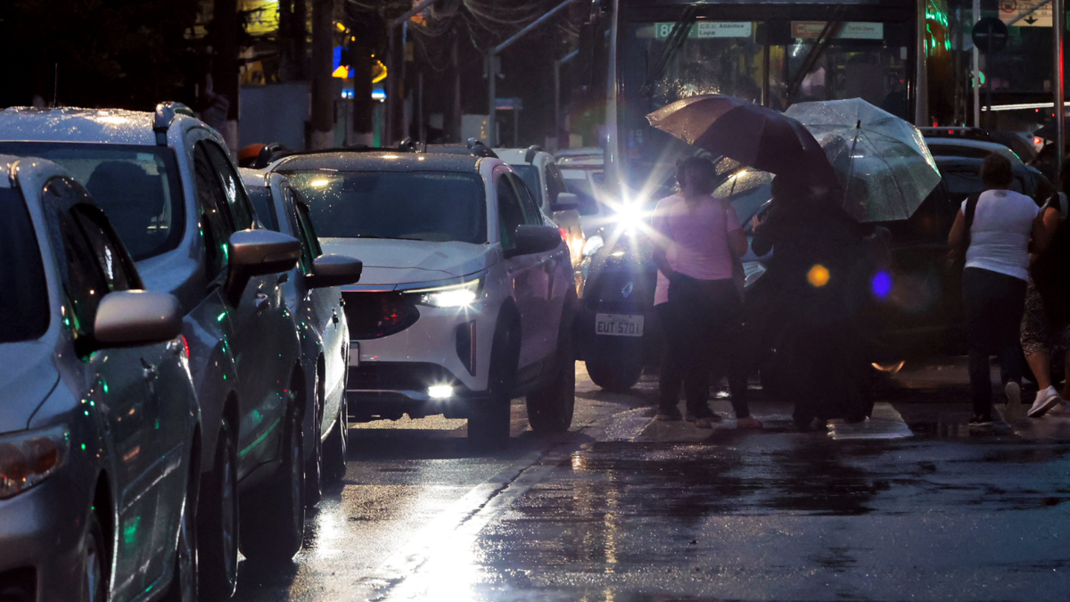 Trânsito SP Foto de um trecho de engarrafamento em São Paulo num dia chuvoso