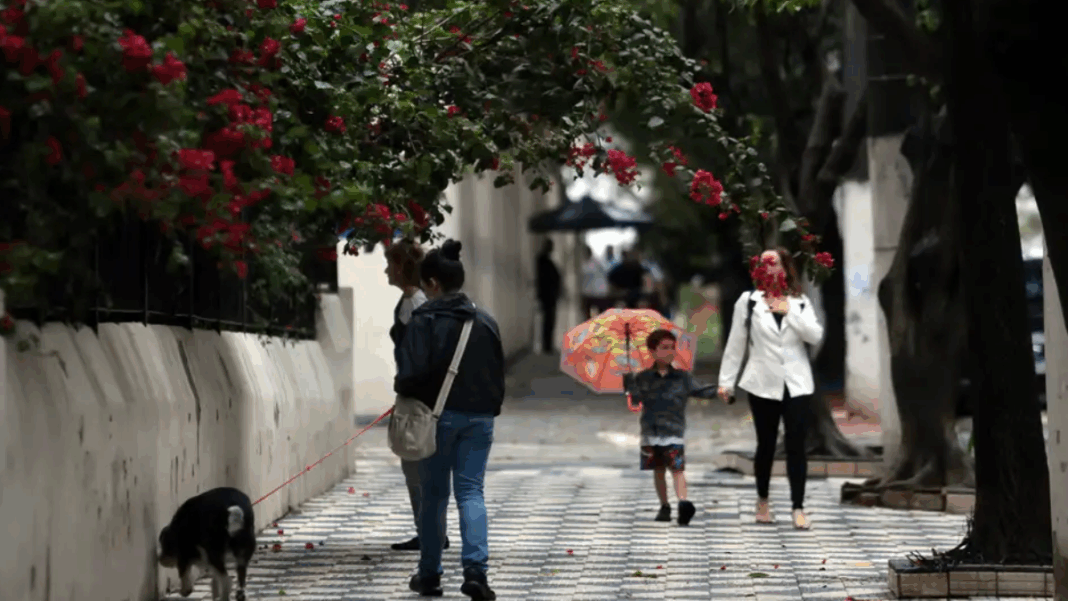 Tempo Imagem aberta de pessoas caminhando pelas ruas de São Paulo