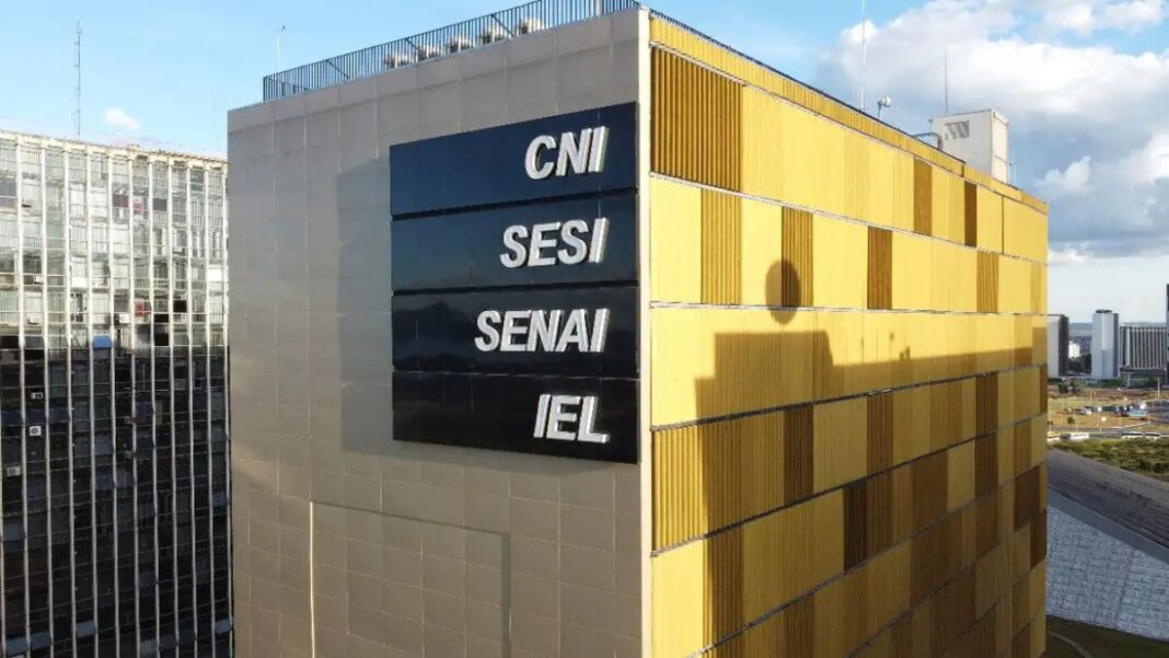 Indústria Prédio com as inscrições CNI, SESI, SENAI e IEL
