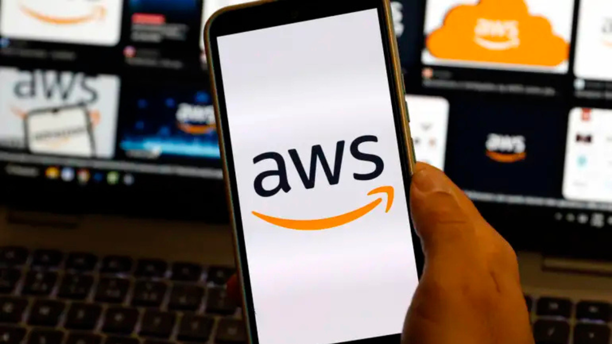 Amazon Tela de um celular com a marca AWS, da Amazon