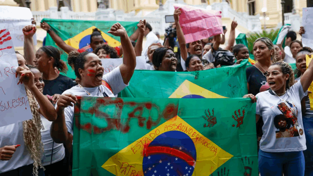 Protesto Moradores do Complexo do Alemão e da Penha protestando contra o governo de Cláudio Castro
