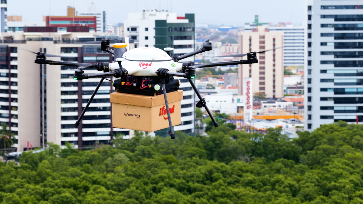 Drone com entrega do iFood sobrevoa área de Sergipe