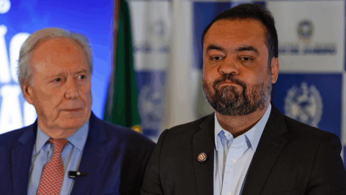 Cláudio Castro e Ricardo lewandowski Plano aberto mostra o governador do Rio de Janeiro, Cláudio Castro, e logo atrás, olhando pra ele, o ministro da Justiça e Segurança Pública, Ricardo Lewandowski