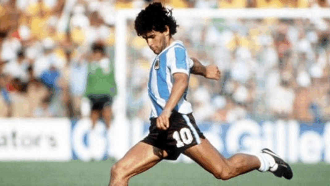 Diego Maradona Diego Maradona prestes a chutar uma bola durante a Copa do Mundo de 1986