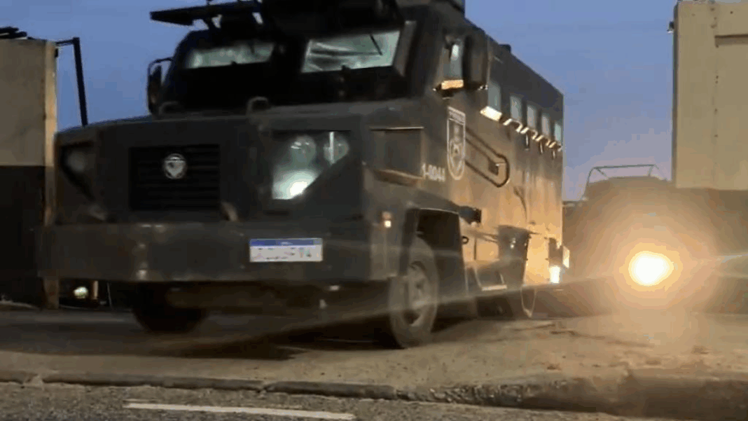 Carro da polícia do Rio de Janeiro em movimento durante a operação