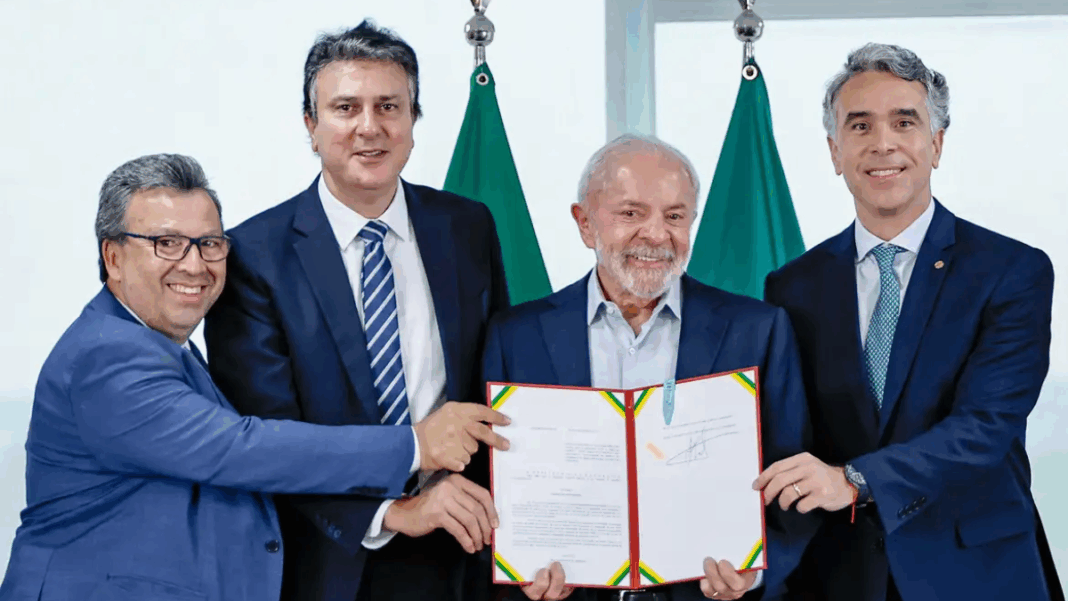 O presidente Lula ao lado de autoridades durante cerimônia que sancionou o Sistema Nacional de Educação