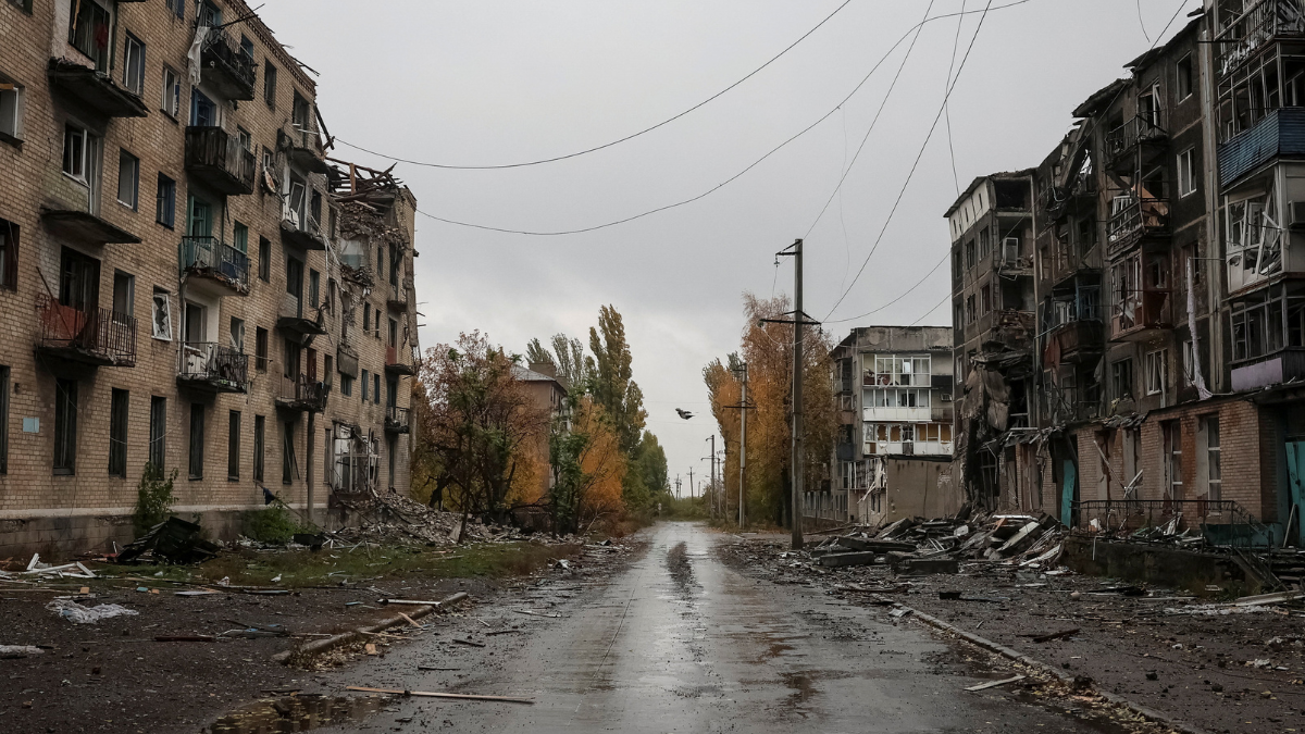 Ucrânia Rua vazia cercada dos prédios arrasados pela guerra