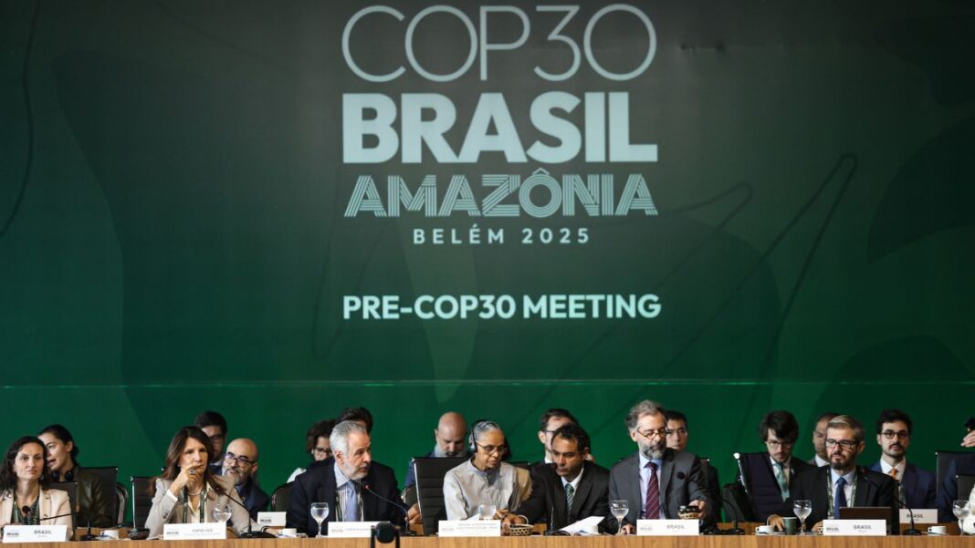 COP30 Logo da COP30 exibido acima de mesa com diversas autoridades