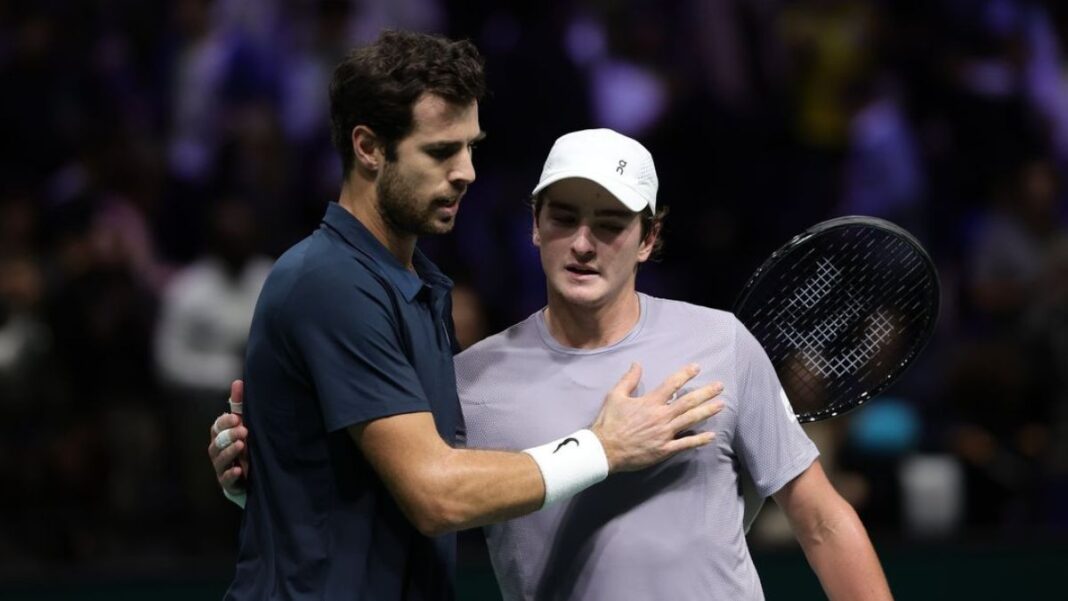 Fonseca João Fonseca cumprimenta o rival russo Karen Khachanov