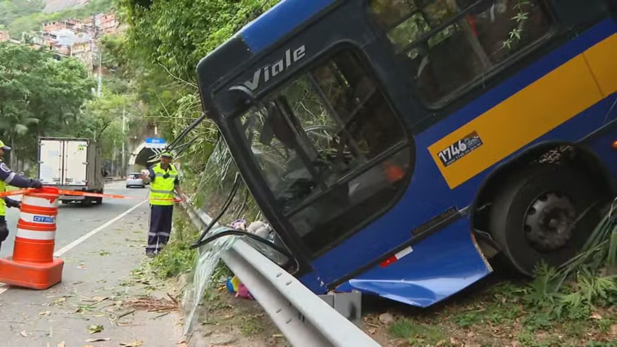 Ônibus caido em barranco, em São Conrado