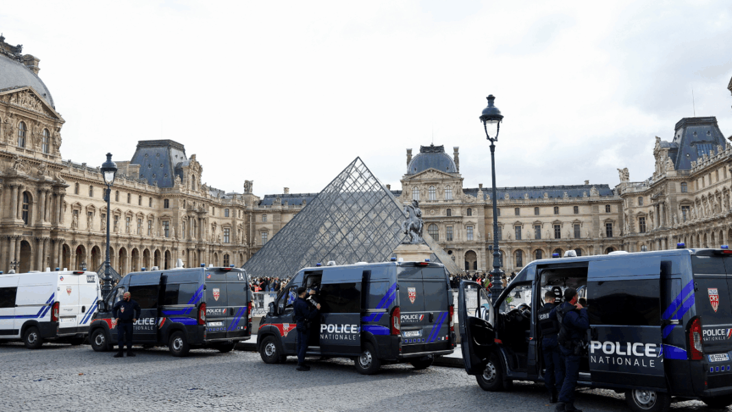 Louvre Veículos da polícia à frente do Museu do Louvre