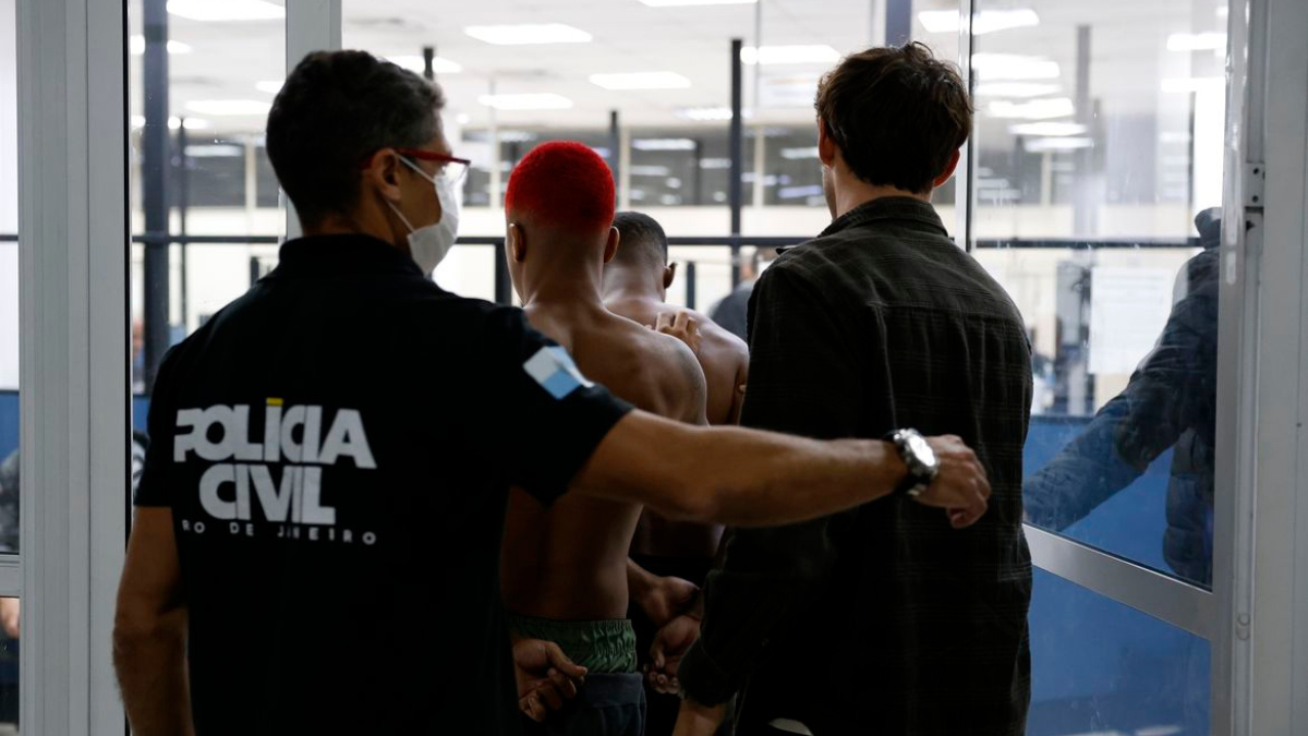 Megaoperação Policiais encaminham detidos na operação realizada no Rio