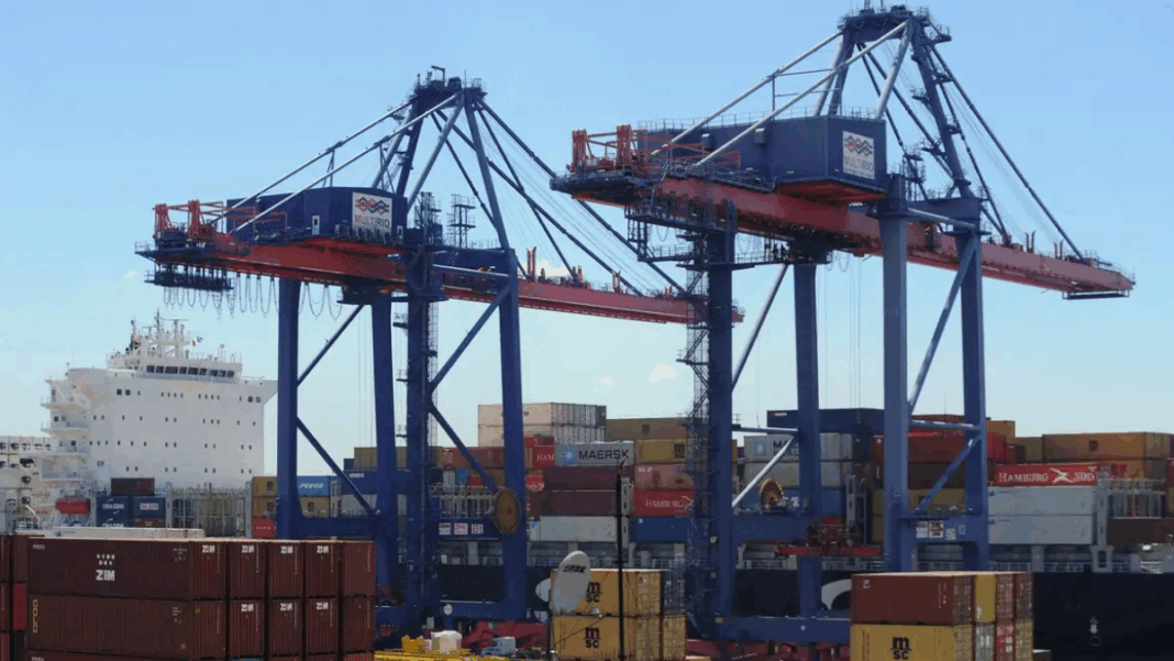 Contêineres e guindastes aparecem empilhados