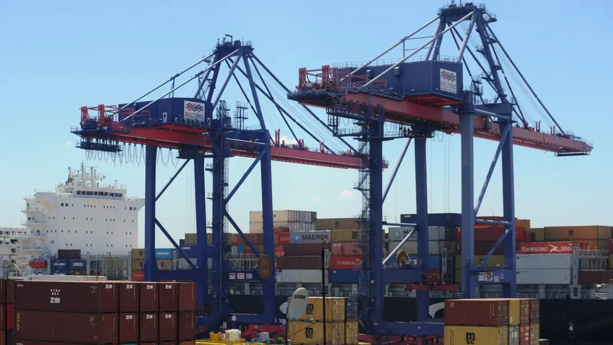 Indústria Contêineres e guindastes aparecem empilhados