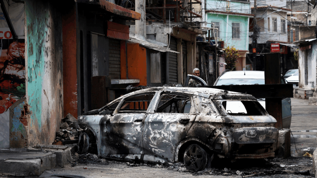 Repercussão Homem está atrás de carro destruído por fogo na entrada da Favela da Penha
