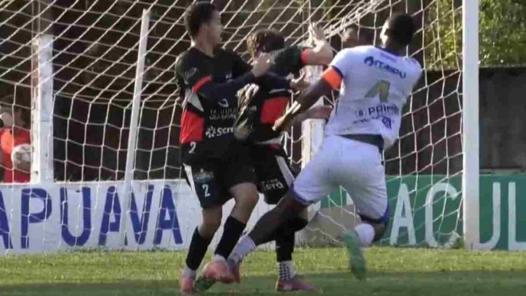 Briga entre Diego, do Batel, e PV, do Nacional-PR Atleta PV, do Nacional do Paraná, agride Diego, do Batel, após ser vítima de racismo