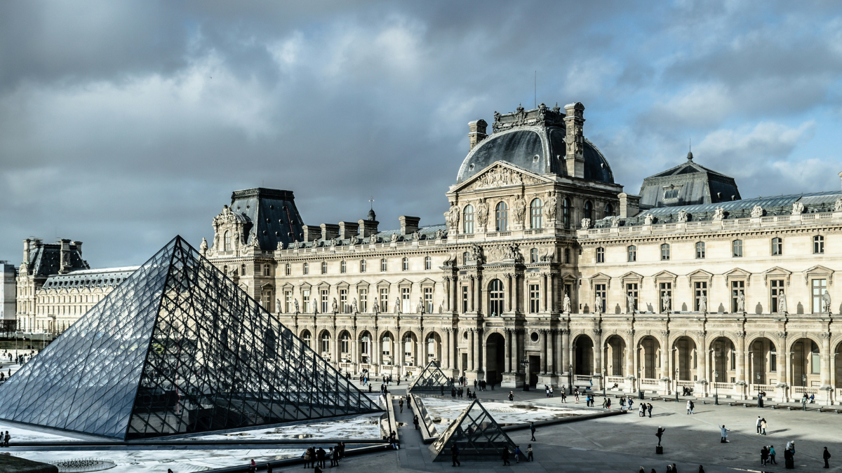O Museu do Luvre, com sua icônica pirâmide de vidro, na França