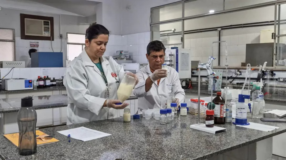 Leite materno Frascos de leite materno armazenados em laboratório, com etiquetas e tampas coloridas, simbolizando o uso de tecnologia na coleta e conservação de leite humano para recém-nascidos prematuros.