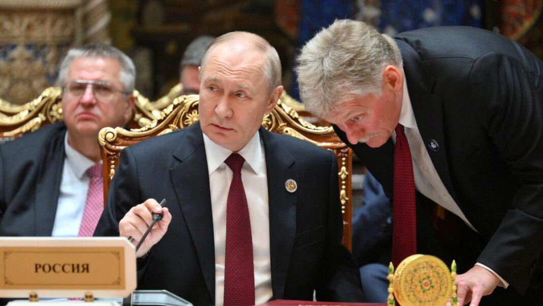 Rússia Porta-voz russo, Dmitry Peskov, fala ao ouvido do presidente Vladimir Putin