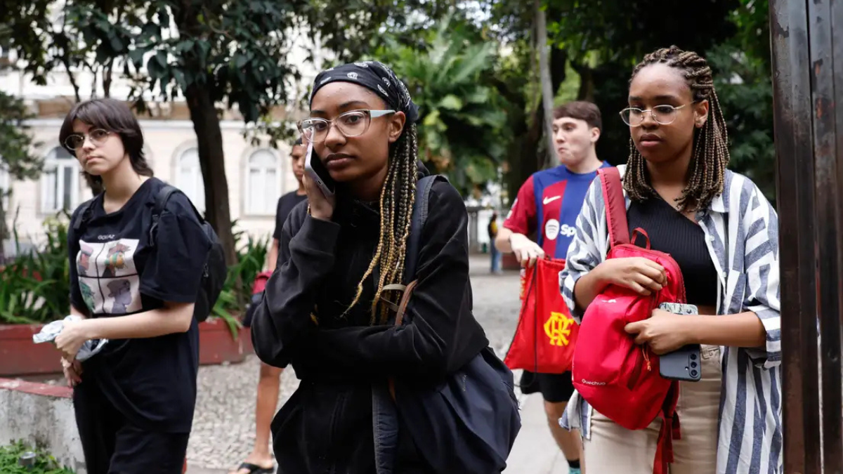 Estudantes no Enem Foto de quatro estudantes, sendo dois meninos e duas meninas