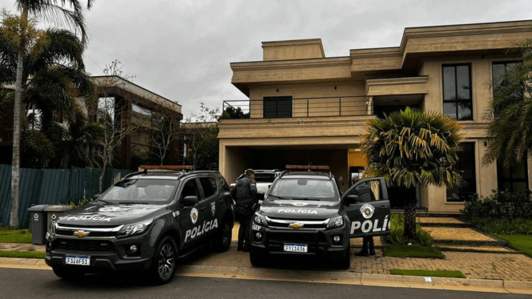 Gaeco Dois carros da Polícia Militar em frente a uma casa