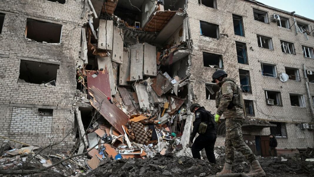 MUNDO Soldados ucranianos inspecionam destroços de um prédio vitimado pelo bombardeio russo