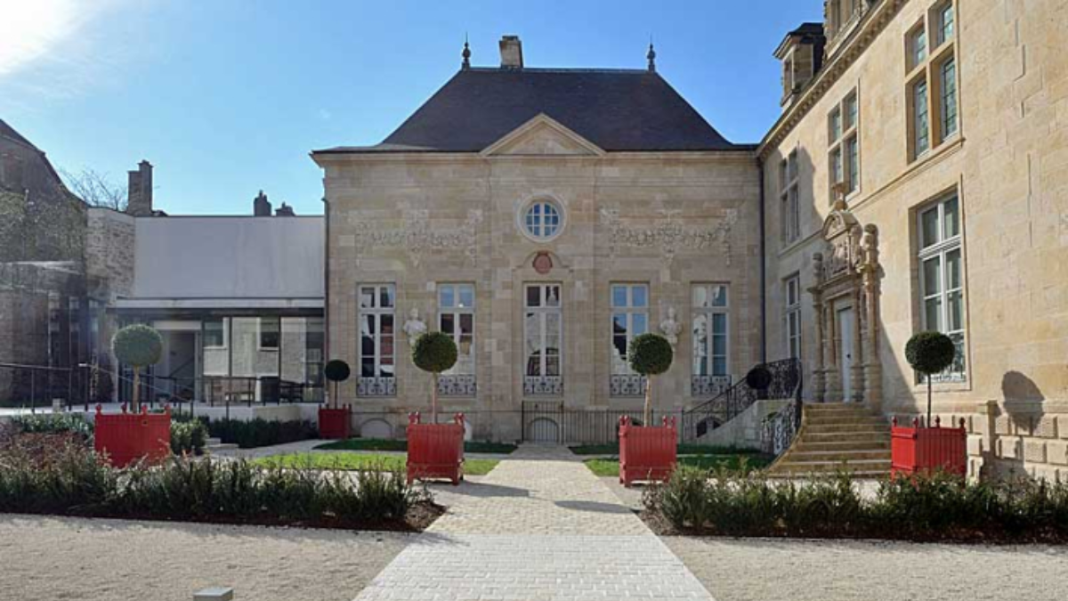 Maison des Lumières Maison des Lumières, na França, foi alvo de roubo dias após o Museu do Louvre
