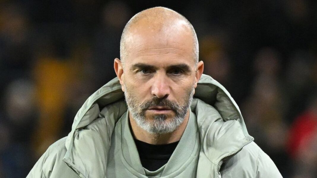 Enzo Maresca Técnico Enzo Maresca cabisbaixo durante partida do Chelsea