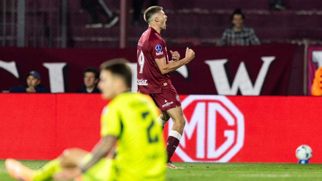 MUNDO Castillo celebra o gol do Lanús