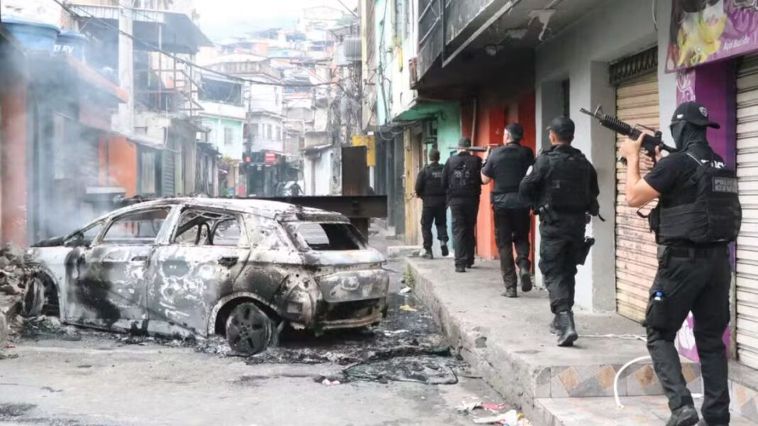 Megaoperação Policiais entrando na comunidade com fuzis em mão