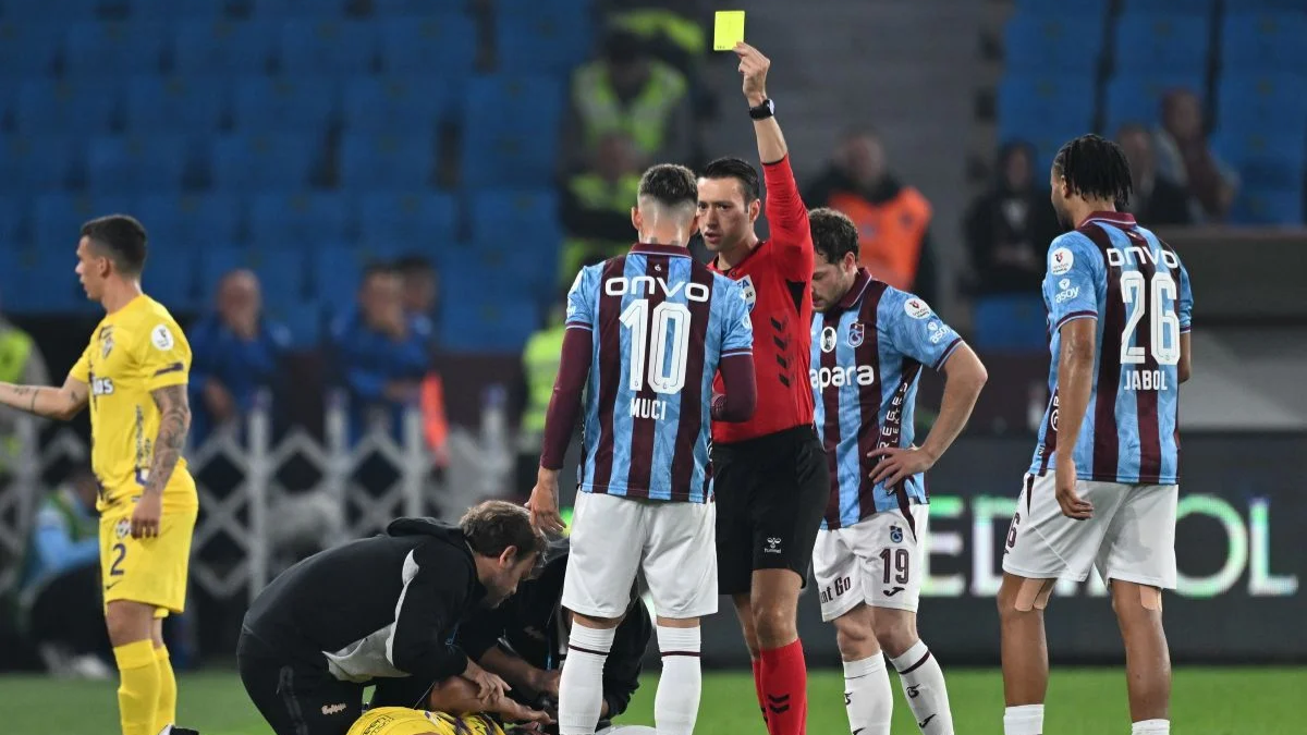 ESCÂNDALO TURQUIA Árbitro aplicando o cartão amarelo durante partida do Campeonato Turco