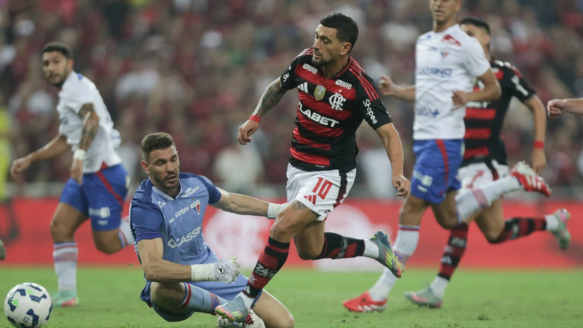PADRÃO_IMAGEM_SITE (3) De Arrascaeta (Flamengo) chutando a bola para o gol contra o Fortaleza